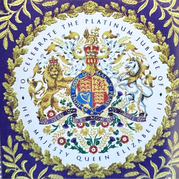 New tea towel. Royal Collection Trust Queen Elizabeth Platinum Jubilee Crest - Picture 4 of 5